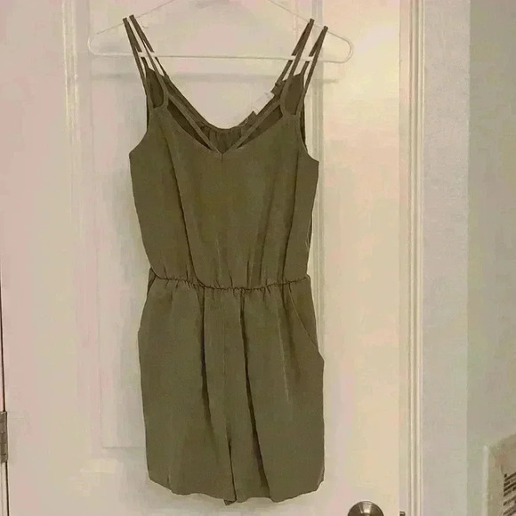 COPY - Romper - Picture 1 of 3